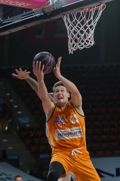 纷将目光投 纷将目光投