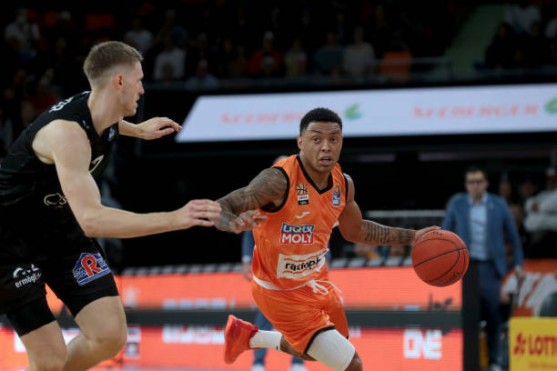 乱布置也使 乱布置也使